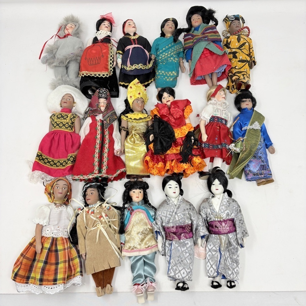 Vintage Expo 67 Ceramic Dolls Lot, 17 Dolls About 7" Girls From Around The World